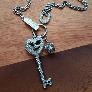 Juicy necklace with crystals.